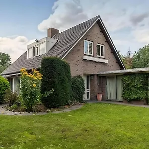 Ground Floor And Twin Bedroom In Luxurious With Beautiful Garden Very Near Tue And Centre Accommodatie bij particulieren